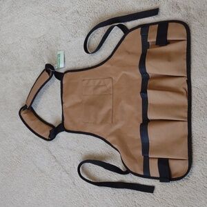 NWT Gardner's apron with multiple pockets